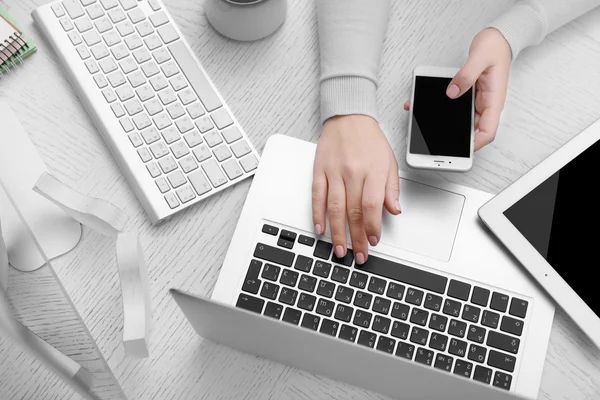 Concepto de uso de la electrónica . — Foto de Stock