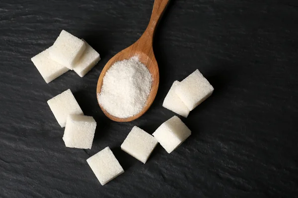 Montón de terrones de azúcar en la mesa — Foto de Stock