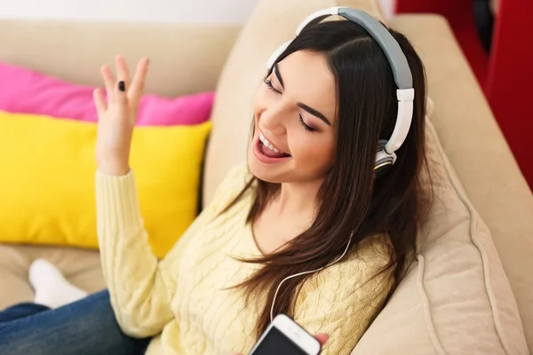 Mulher com fones de ouvido ouvindo música — Fotografia de Stock