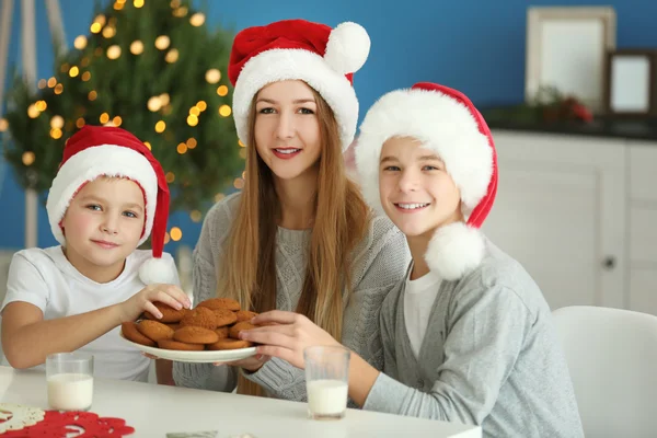 Gelukkige kinderen in Kerstmis kamer — Stockfoto