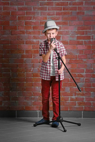 Niño pequeño cantando — Foto de Stock