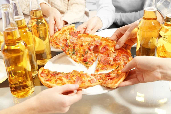 Přátelský večírek s horké pizza — Stock fotografie