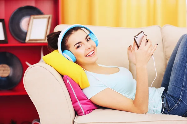 Mujer con auriculares escuchando música —  Fotos de Stock