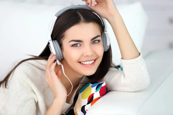 Mulher com fones de ouvido ouvindo música — Fotografia de Stock