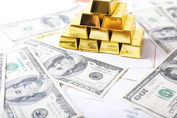Barras de oro con billetes en dólares — Foto de Stock