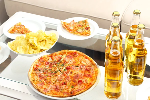 Evde pizza ve içecekler için arkadaşları ile tablo — Stok fotoğraf