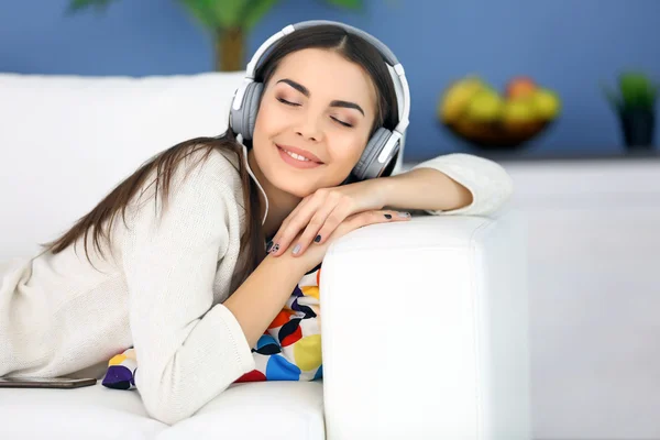 Donna con cuffie ascoltare musica — Foto Stock