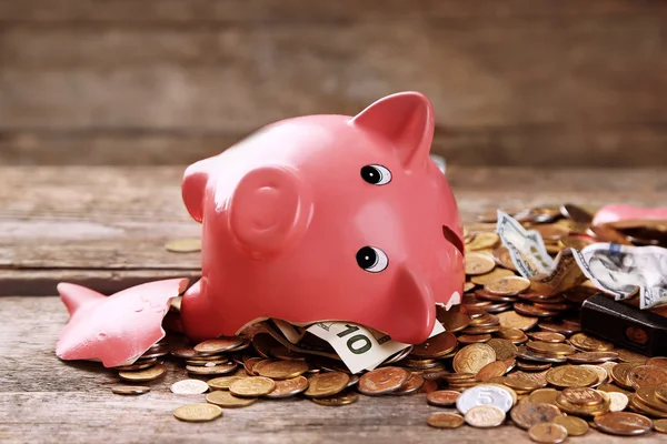 Gebroken piggy bank — Stockfoto