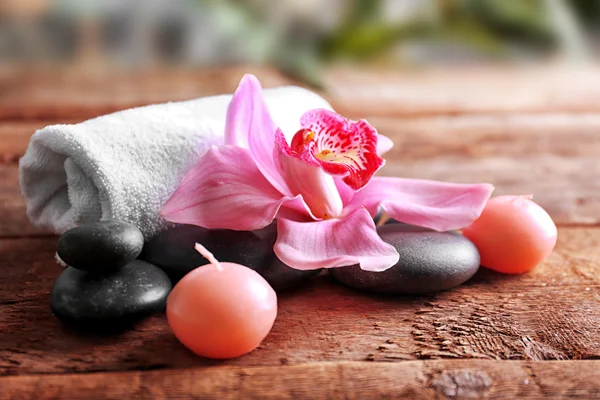 水疗中心的石头与粉红色兰花 — 图库照片