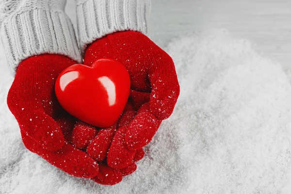暖かい赤い手袋で手 — ストック写真