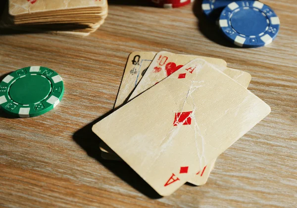 Poker kartları ve patates kızartması ile — Stok fotoğraf