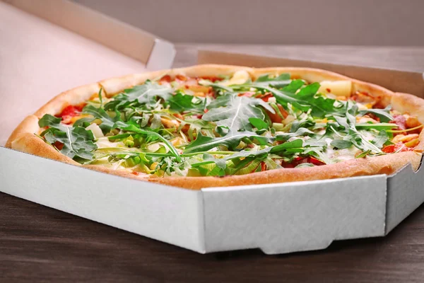 新鲜的比萨，在纸箱上木桌特写 — 图库照片