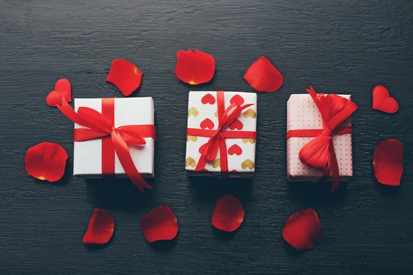 Cajas de regalo y corazones decorativos —  Fotos de Stock