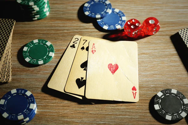 Покер з картами і чіпсами — стокове фото