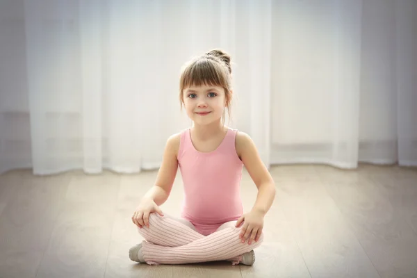 Bonito menina no rosa leotard — Fotografia de Stock