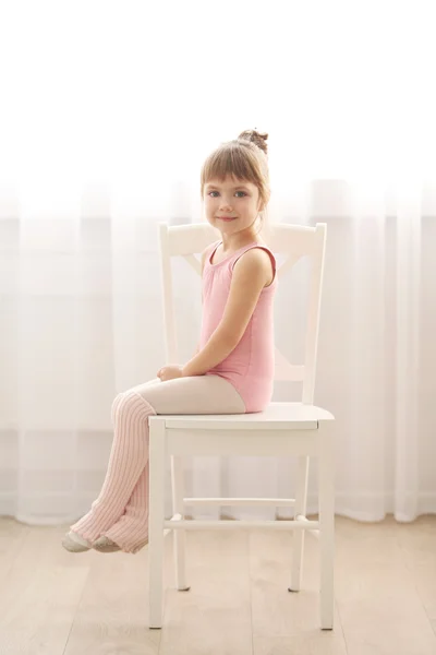 Sevimli kız pembe tek parça streç giysi — Stok fotoğraf