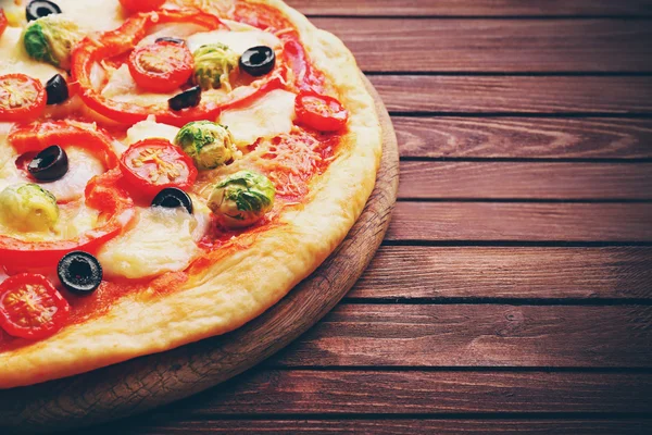 Heerlijke pizza met kaas en groenten op houten achtergrond — Stockfoto