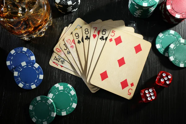 Poker com cartões e fichas — Fotografia de Stock