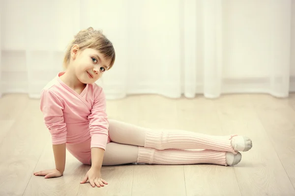 Süßes Mädchen im rosa Trikot — Stockfoto