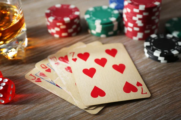 Poker con cartas y fichas —  Fotos de Stock