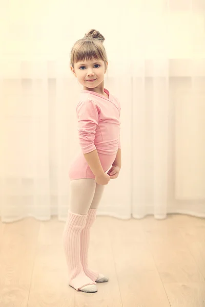 Bonito menina no rosa leotard — Fotografia de Stock