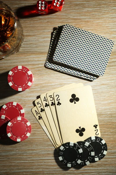 Покер з картами і чіпсами — стокове фото