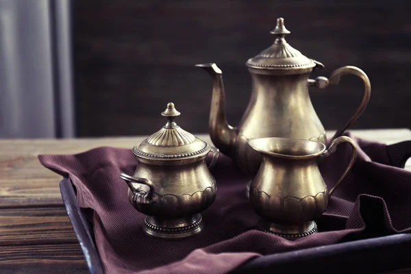 Set de té viejo en la bandeja en la mesa de madera — Foto de Stock