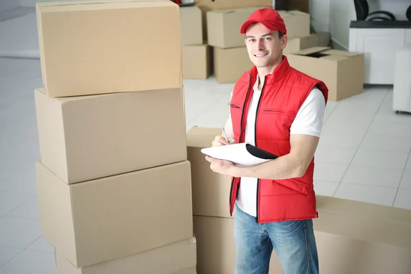 Postbode in rode jas — Stockfoto