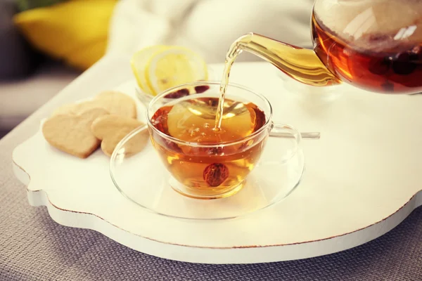 Verser le thé dans une tasse, atmosphère de la maison — Photo