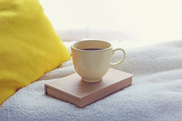 Tazza di tè, libro e coperta calda sul davanzale della finestra, da vicino — Foto Stock