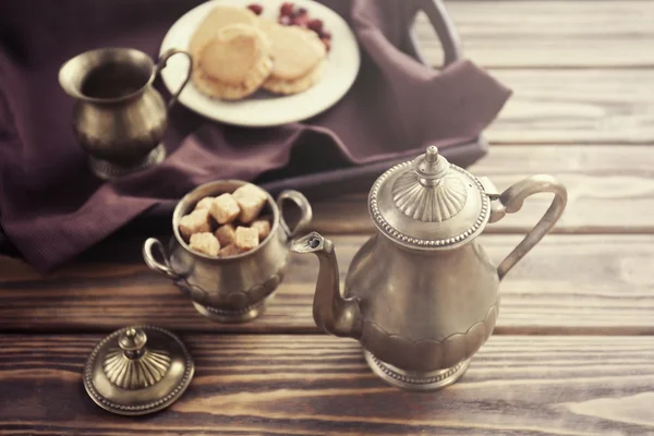 Set de té viejo en la bandeja sobre fondo de madera, primer plano — Foto de Stock