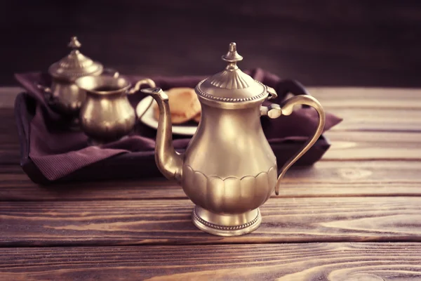 Ancien ensemble de thé sur le plateau sur une table en bois — Photo