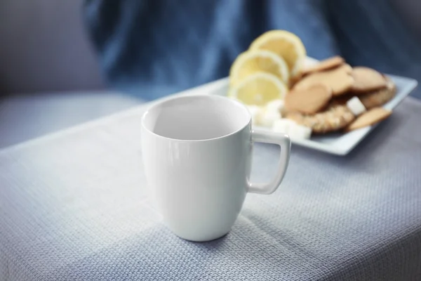 Caneca de chá com limão e biscoitos — Fotografia de Stock