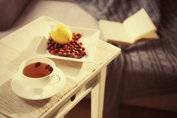 Rose hip en citroenthee op tafel op de kamer — Stockfoto