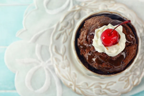 Mugg choklad kaka med grädde och körsbär på blå trä bakgrund, ovanifrån — Stockfoto