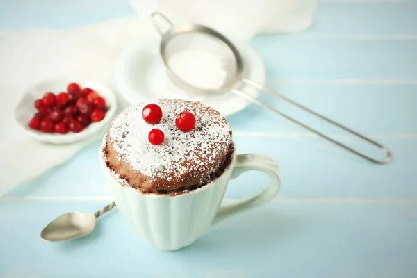 Pulveriserad mugg tårta med tranbär på bord — Stockfoto
