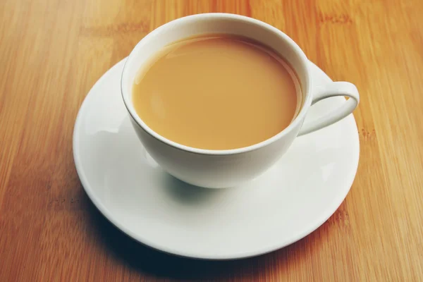 Ahşap tepsi sütlü çay porselen fincan yakın çekim — Stok fotoğraf