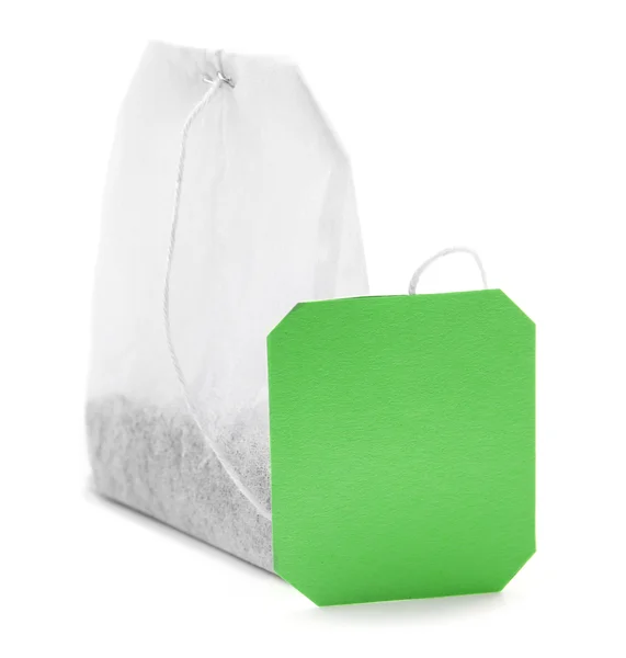 Teabag com rótulo verde isolado sobre fundo branco — Fotografia de Stock