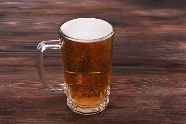 Szklanka piwa na drewnianym tle — Zdjęcie stockowe