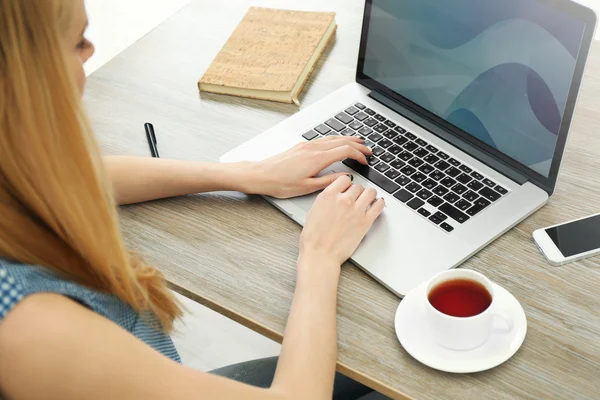 Vrouw werkt met laptop — Stockfoto