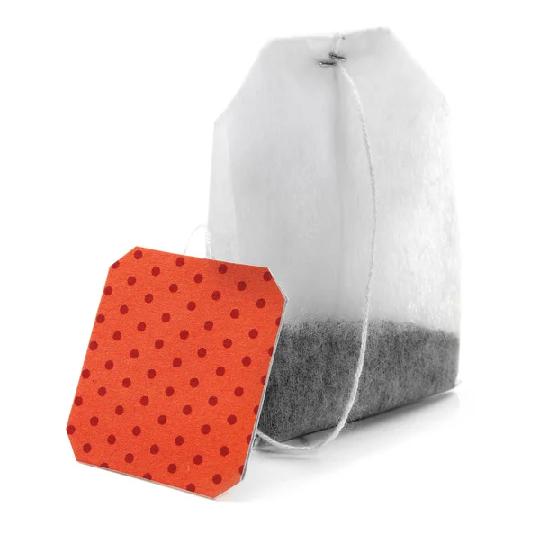 Teabag com etiqueta pontilhada vermelha isolada sobre fundo branco — Fotografia de Stock