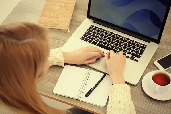 Vrouw werkt met laptop — Stockfoto