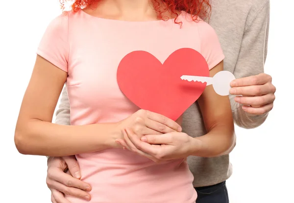 Pareja enamorada sosteniendo el corazón y la llave — Foto de Stock