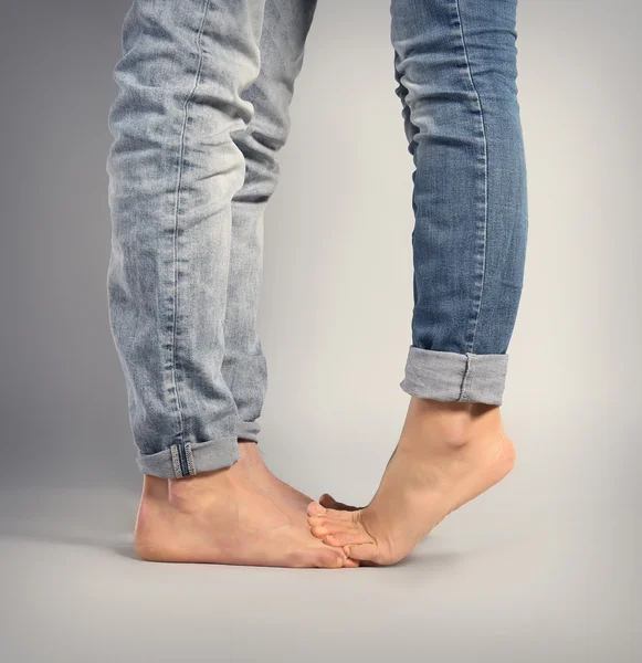 Mulher de pé sobre os pés do namorado — Fotografia de Stock