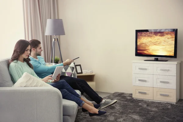 Televizyon Seyretmek Tablet Evde Kanepede Kullanan Kadın Genç Adam — Stok fotoğraf
