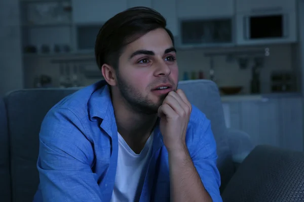 Hombre joven viendo la televisión en casa — Foto de Stock