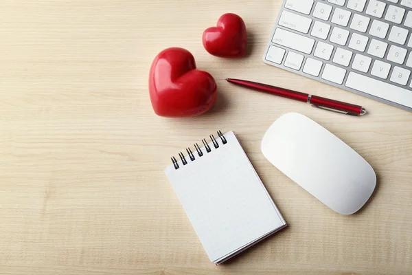 Periféricos informáticos con corazones rojos, bolígrafo y cuaderno —  Fotos de Stock