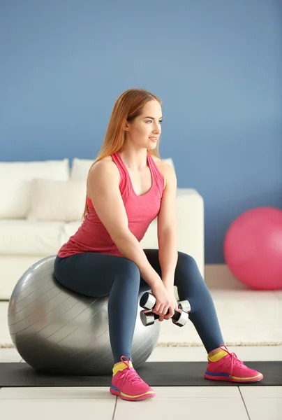 Jovem desportista fazendo exercícios com bola — Fotografia de Stock