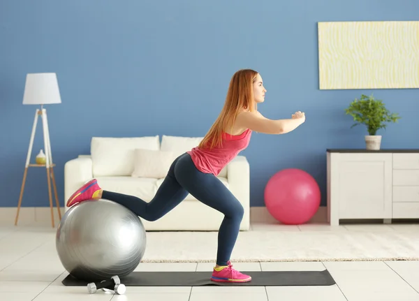 Jeune sportive faisant des exercices avec le ballon — Photo