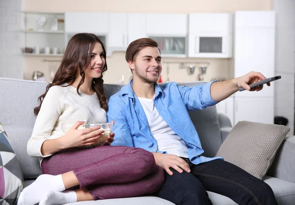 Jovem casal assistindo TV — Fotografia de Stock